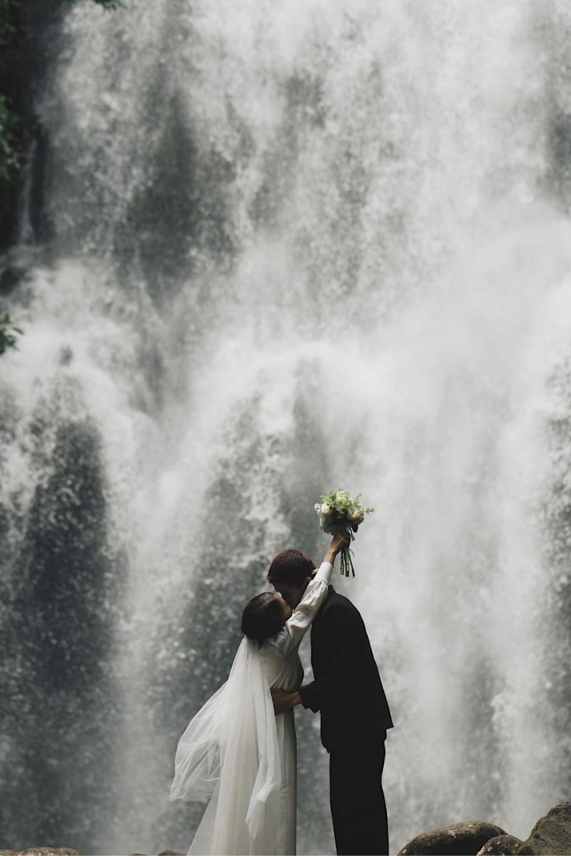 Because of the meaning of sincere love, Luu Ly waterfall is chosen by many couples to take wedding photos