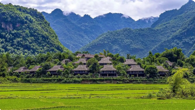 Lac Mai Chau 村坐落在山林之中，乡村美丽。