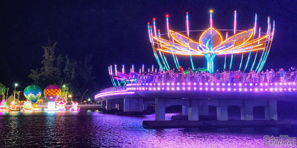 Ninh Kieu pedestrian bridge