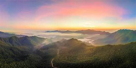 Stroll around the 'fairyland' in the middle of the old forest in Quang Binh