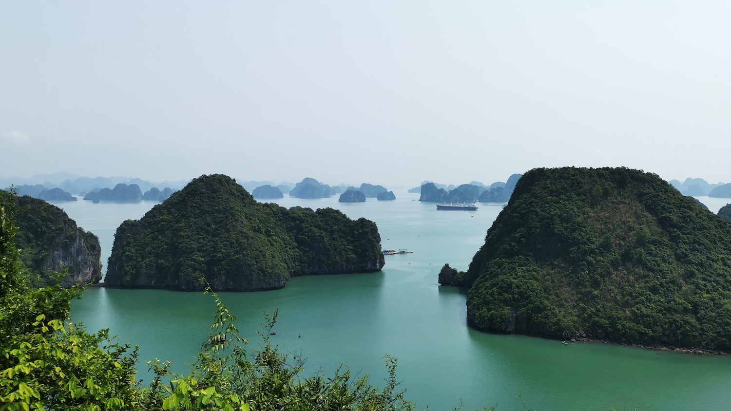 Ti Top 山顶下龙湾全景