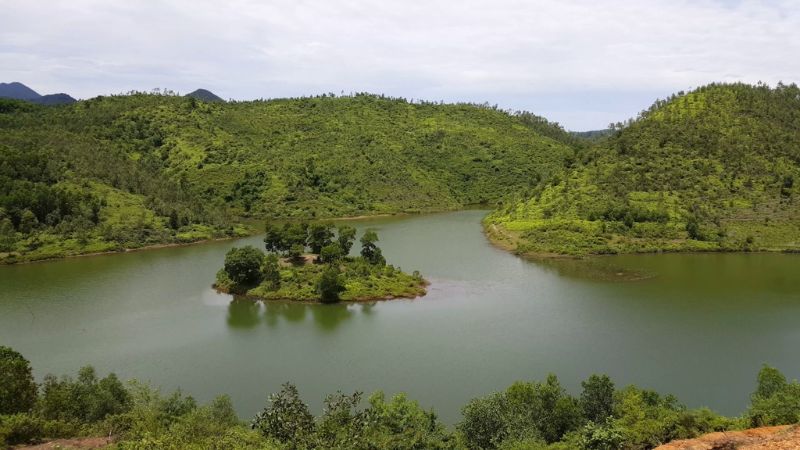 Suoi Lanh湖风景优美，安静的湖面与山丘、森林和清澈的溪流完美结合。