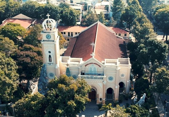 美萩大教堂 (My Tho Cathedral) 安静地坐落在 Hung Vuong 大道的拐角处