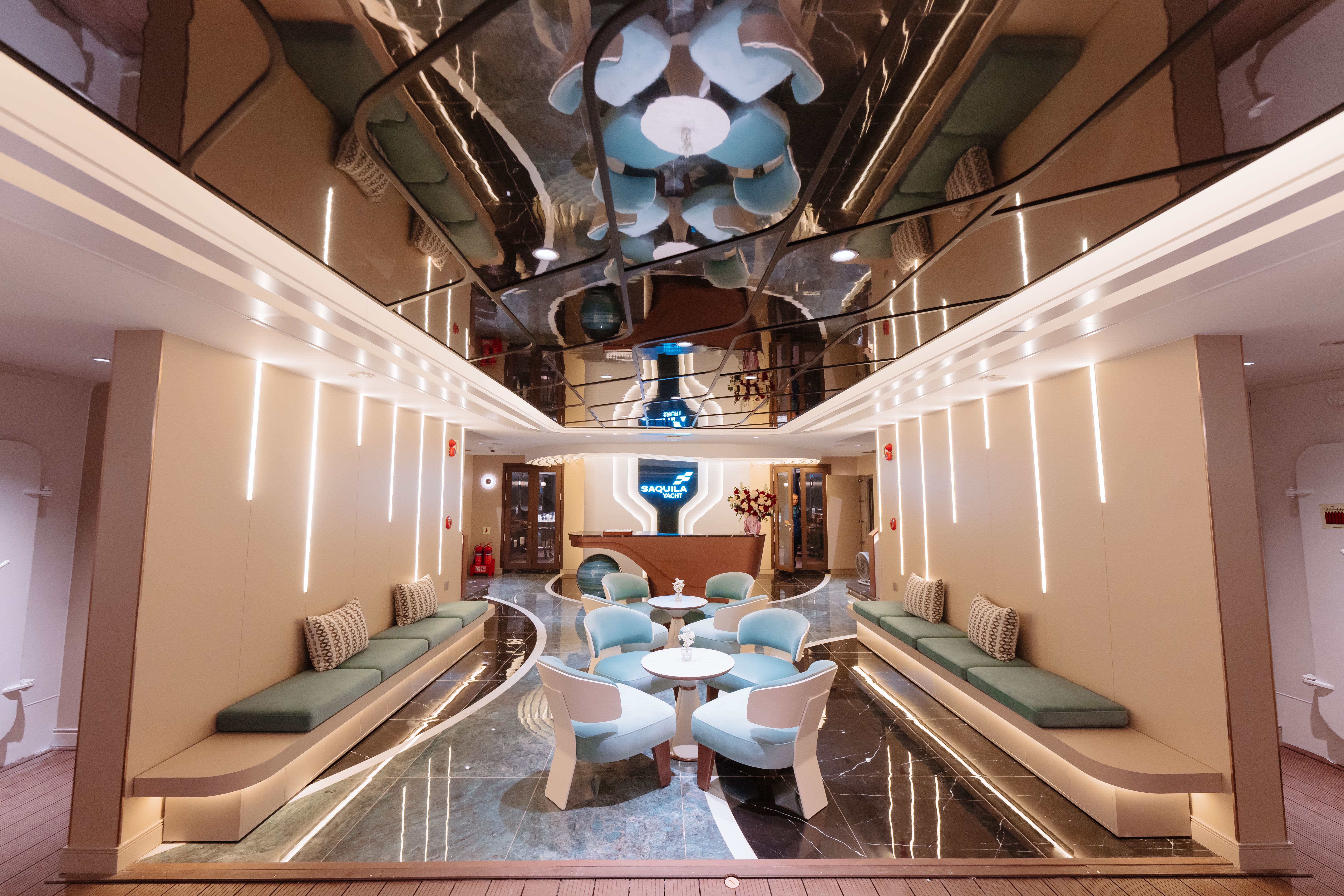 SAQUILA YACHT DINING 5*