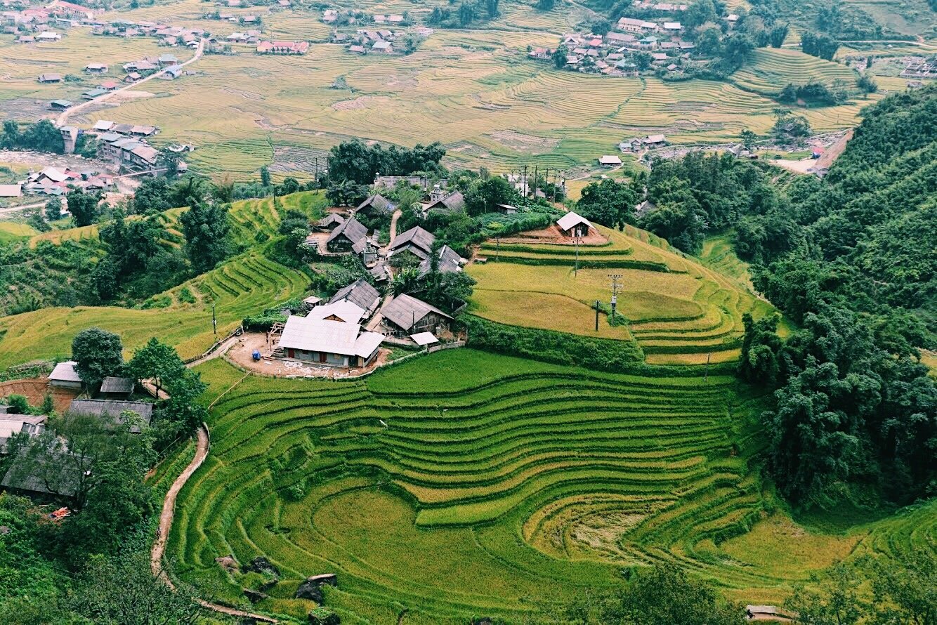 BẢN TẢ PHÌN SAPA - NGÔI LÀNG TRÊN MÂY