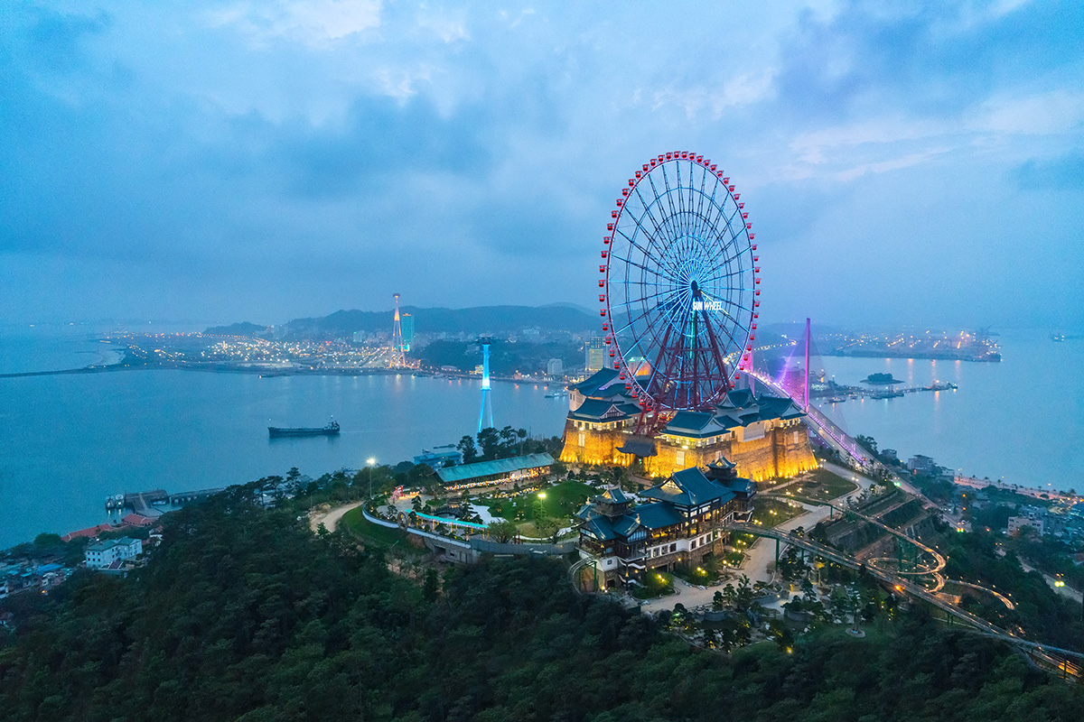 Sun World Quang Ninh amusement park at night