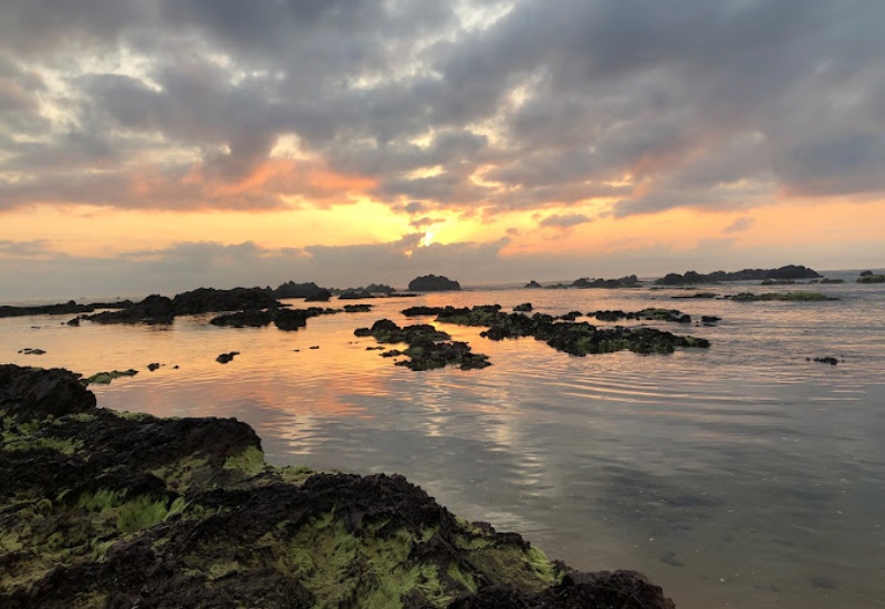 今天，当您来到Lo Dieu时，您将沉浸在海滩的宁静空间中，欣赏大自然创造的壮丽岩石。