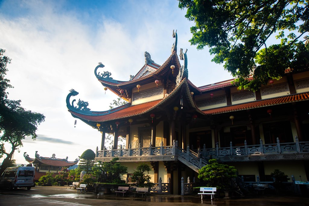 This beautiful temple is a peaceful place for wandering souls who want to find a spiritual destination to temporarily escape the hustle and bustle of city life.