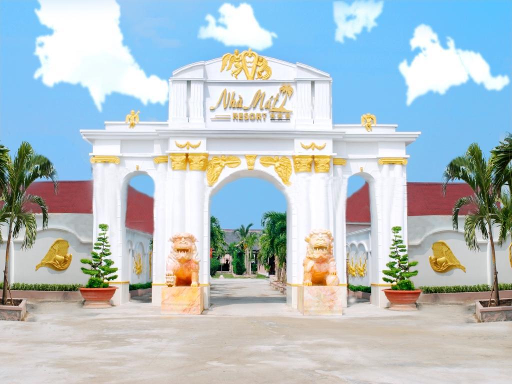 Gate to Nha Mat tourist area