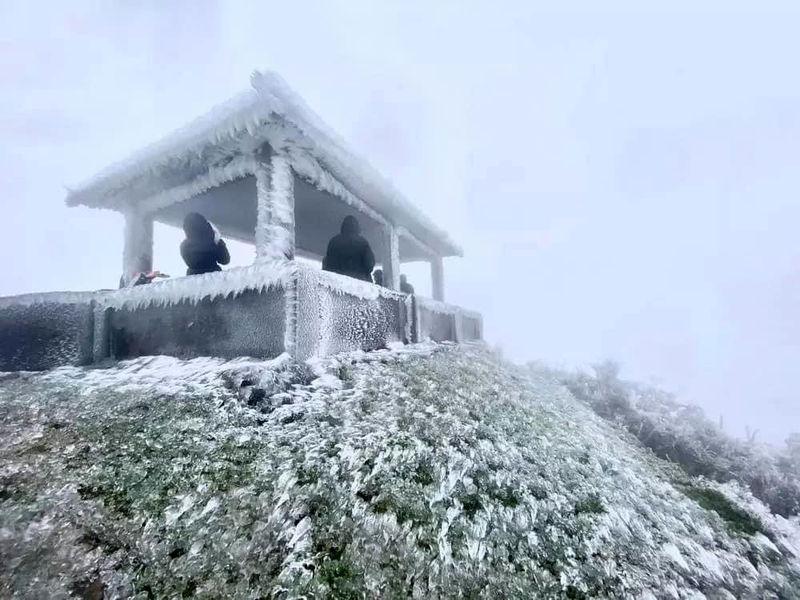 河内人成群结队去毛山山顶“寻找”冰雪