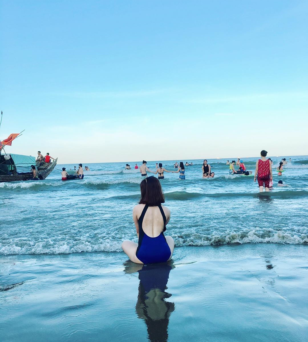 Even in the middle of summer, Hai Hoa beach is not as crowded as Sam Son, so you can freely soak in the water.