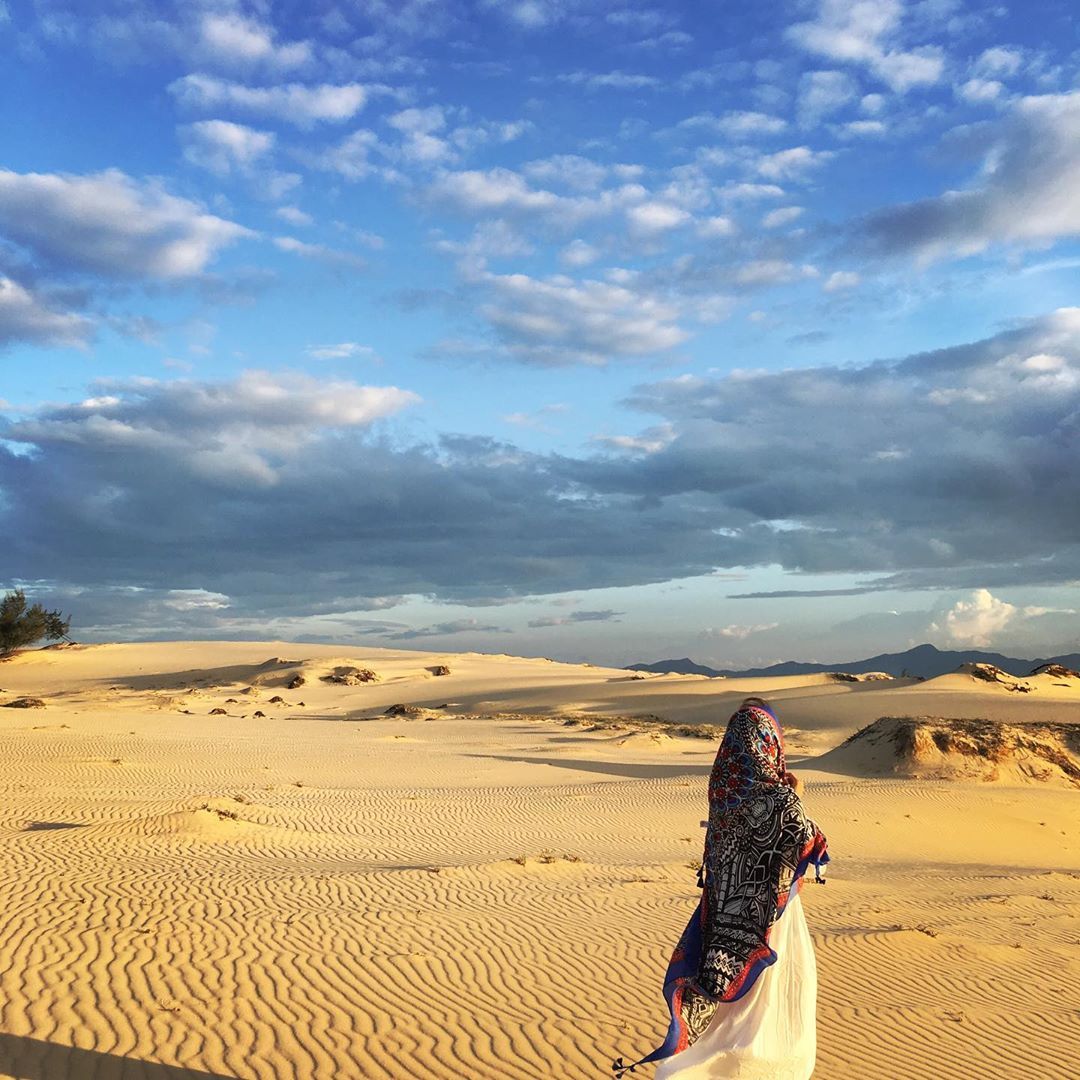 Hidden under the winding sand groves and straight casuarina trees stretching in the wind, Nhi Ha golden sand dunes are likened to a small desert in the heart of the plain.