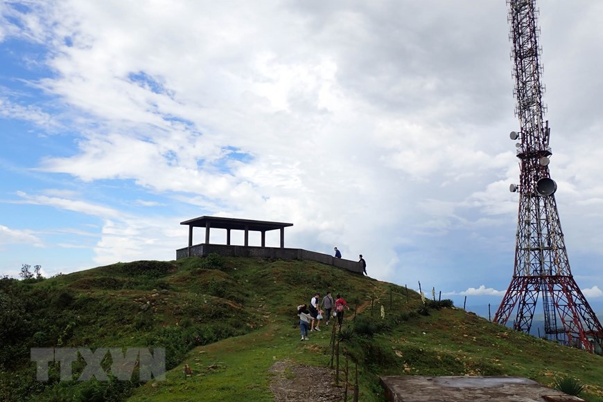 Visitors to the top of Mau Son