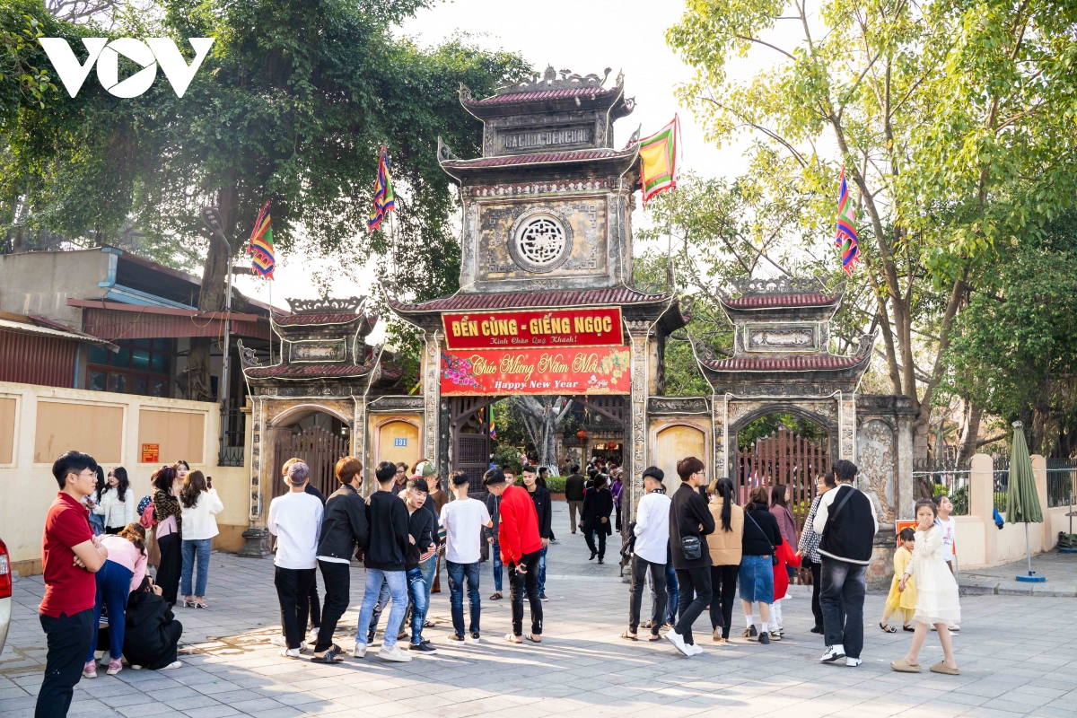 来到Cung Temple - Ngoc Well，许多年轻人索要饮用水洗脸祈福