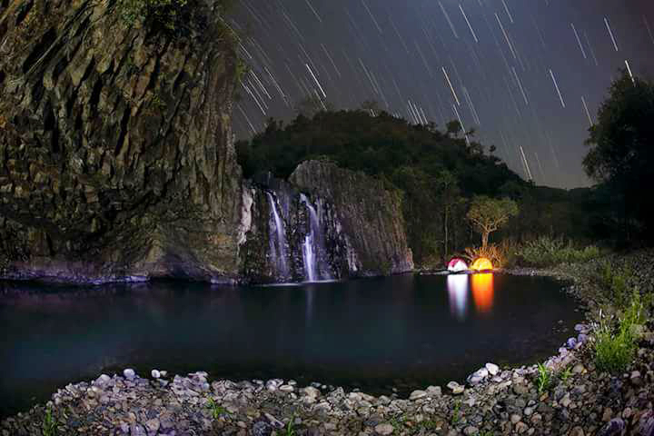 Vuc Hom Phu Yen 瀑布适合大型团体的趣味旅行、背包旅行和野餐。