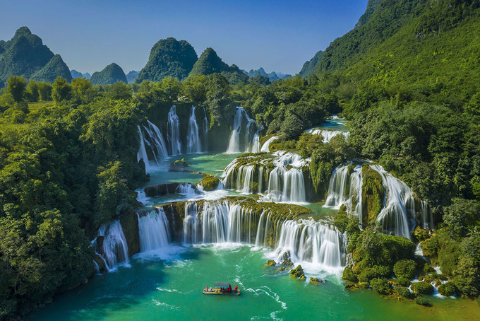 Ban Gioc Waterfall - majestic beauty in the middle of Cao Bang's mountains