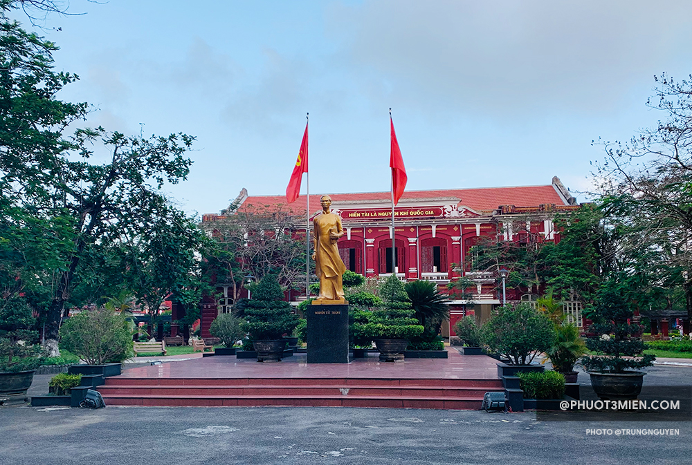 Quoc Hoc Hue School - The "pink" school on the Perfume River