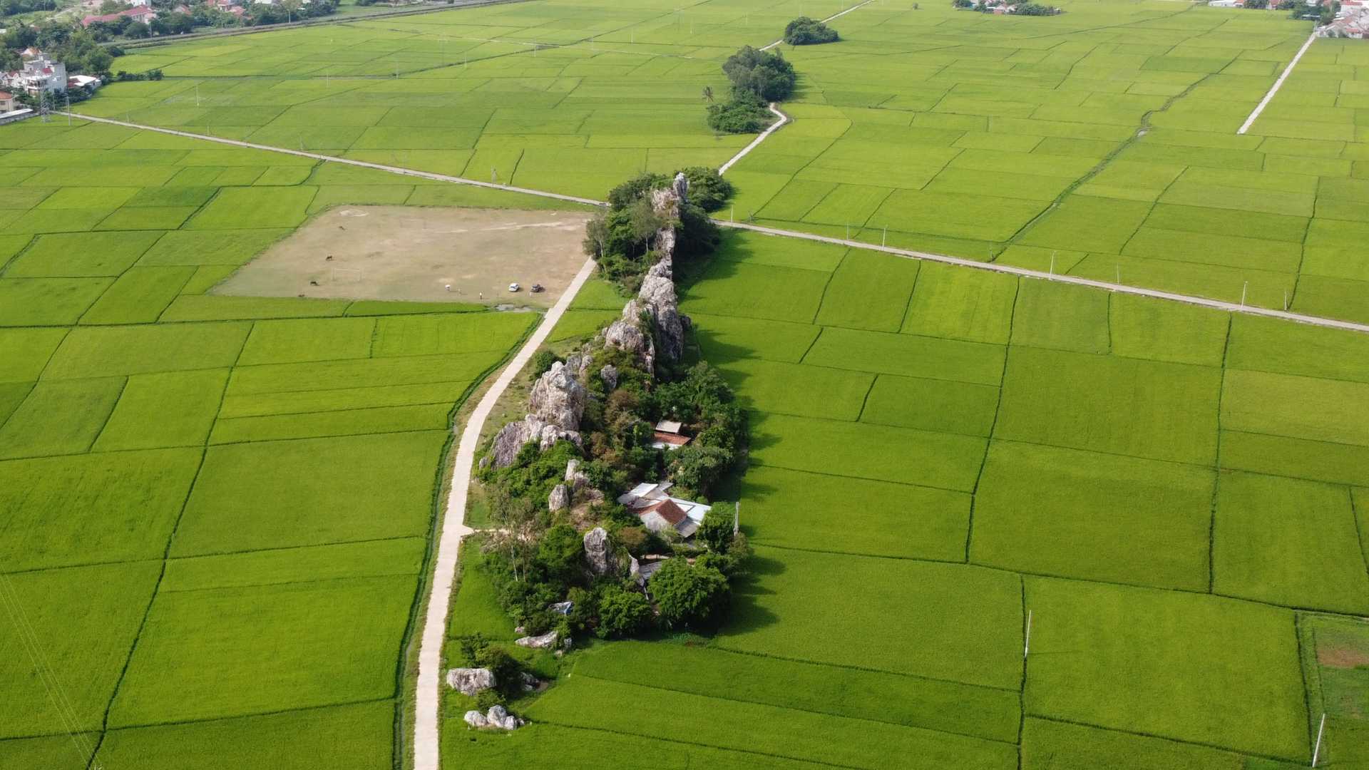 Hoa Thang 岩层 - 位于广阔田野中央的“Non Bo”