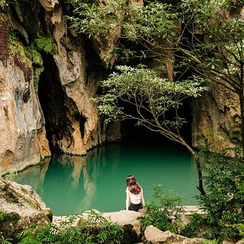 Thuy Cung Cave 位于 Phong Nha - Ke Bang 的洞穴系统中。最初，Thuy Cung 洞穴也被称为 Nuoc Xanh 洞穴。