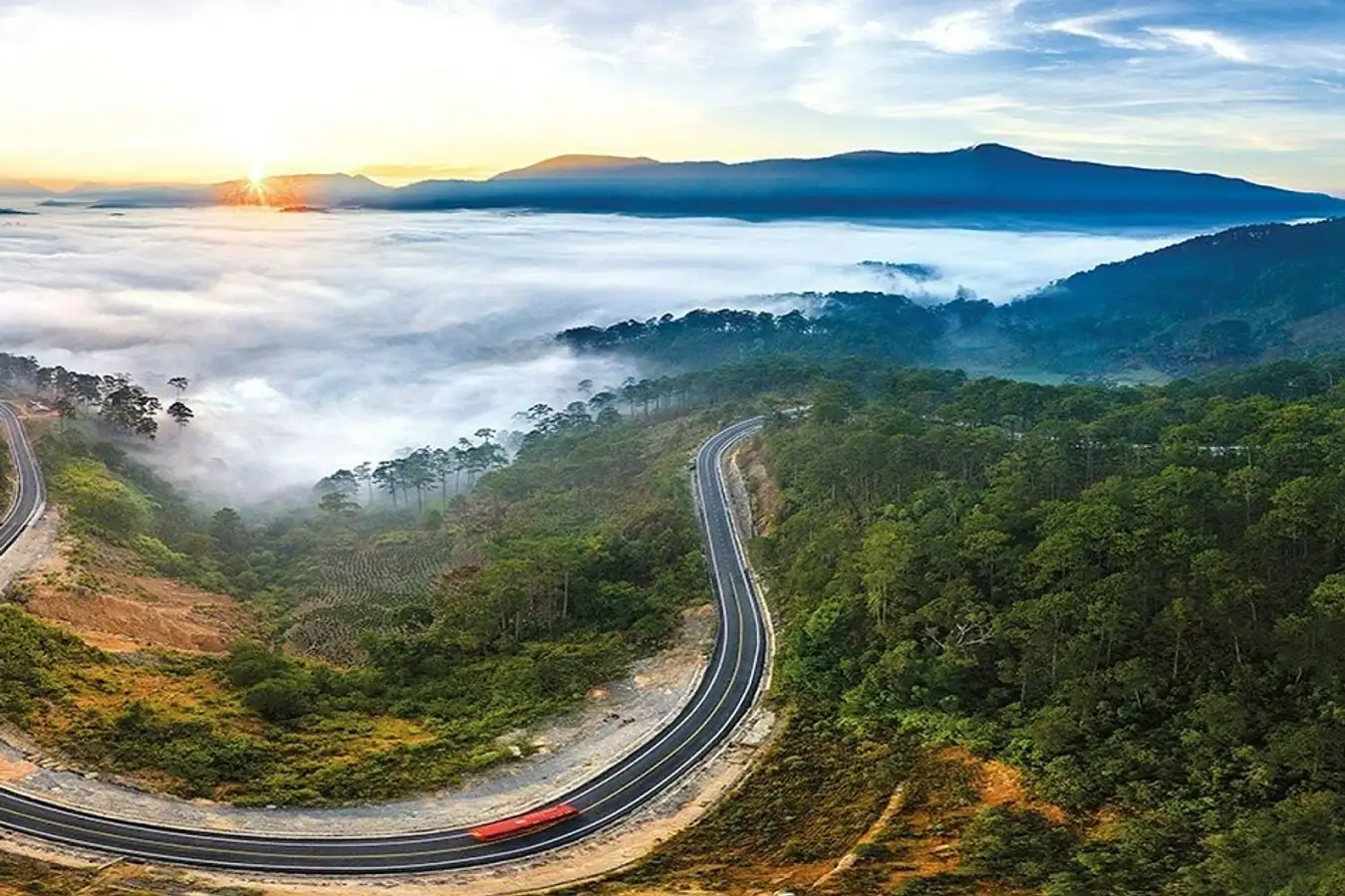 On both sides of Ngoan Muc Pass are majestic natural scenes