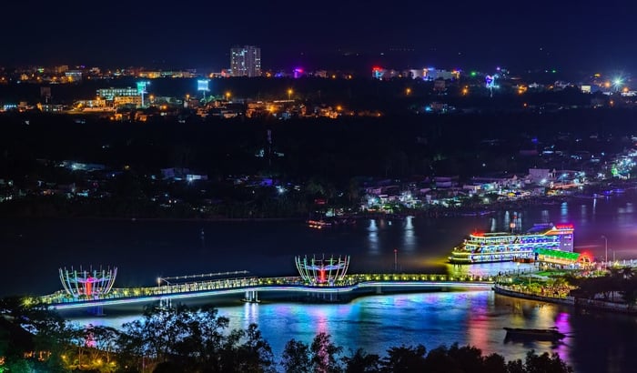 Although it has only appeared since 2016, Ninh Kieu pedestrian bridge has become a favorite place for tourists to enjoy, walk on the bridge, take souvenir photos as well as enjoy the cool breeze blowing from the Hau River. .