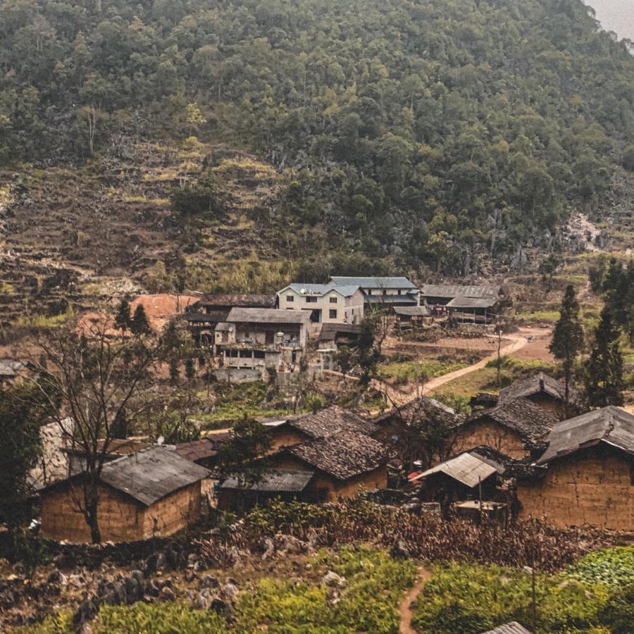 平静的屋顶在多风的高地上紧密相连