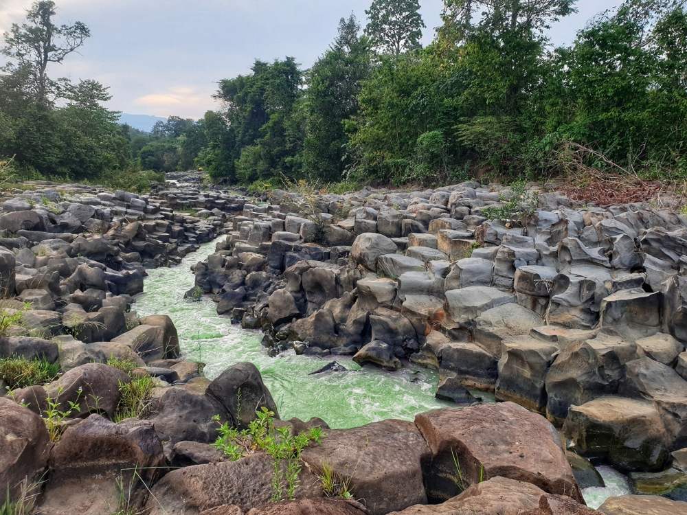 Suối đá cổ làng Vân