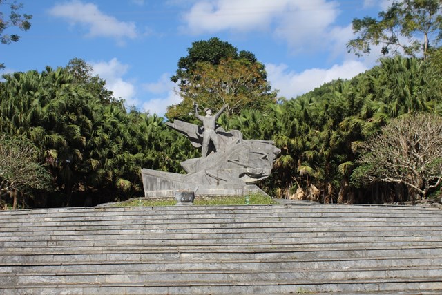 Monument to hero Cu Chinh Lan