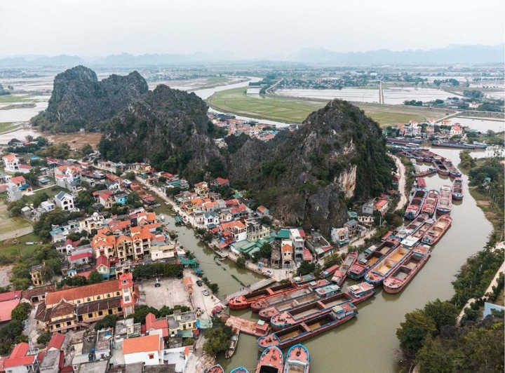 Kenh Ga浮村的美丽景色中出现了Ninh Binh河村的画面。