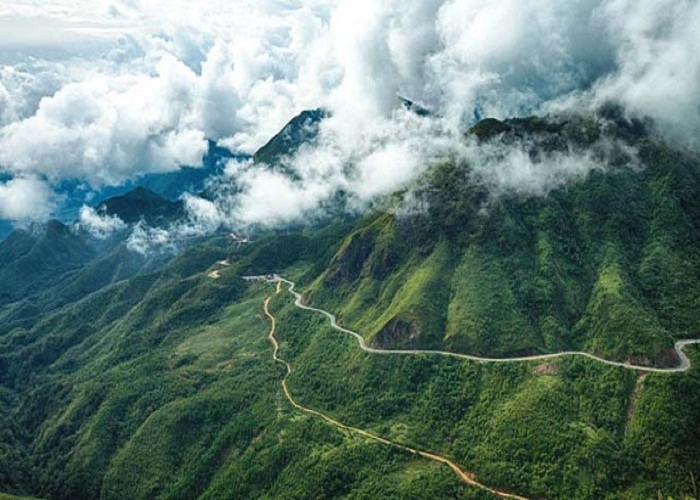 站在山顶，你会欣赏眼前广阔的风景，感受凉爽的微风，感觉可以触摸到飞过的云彩。