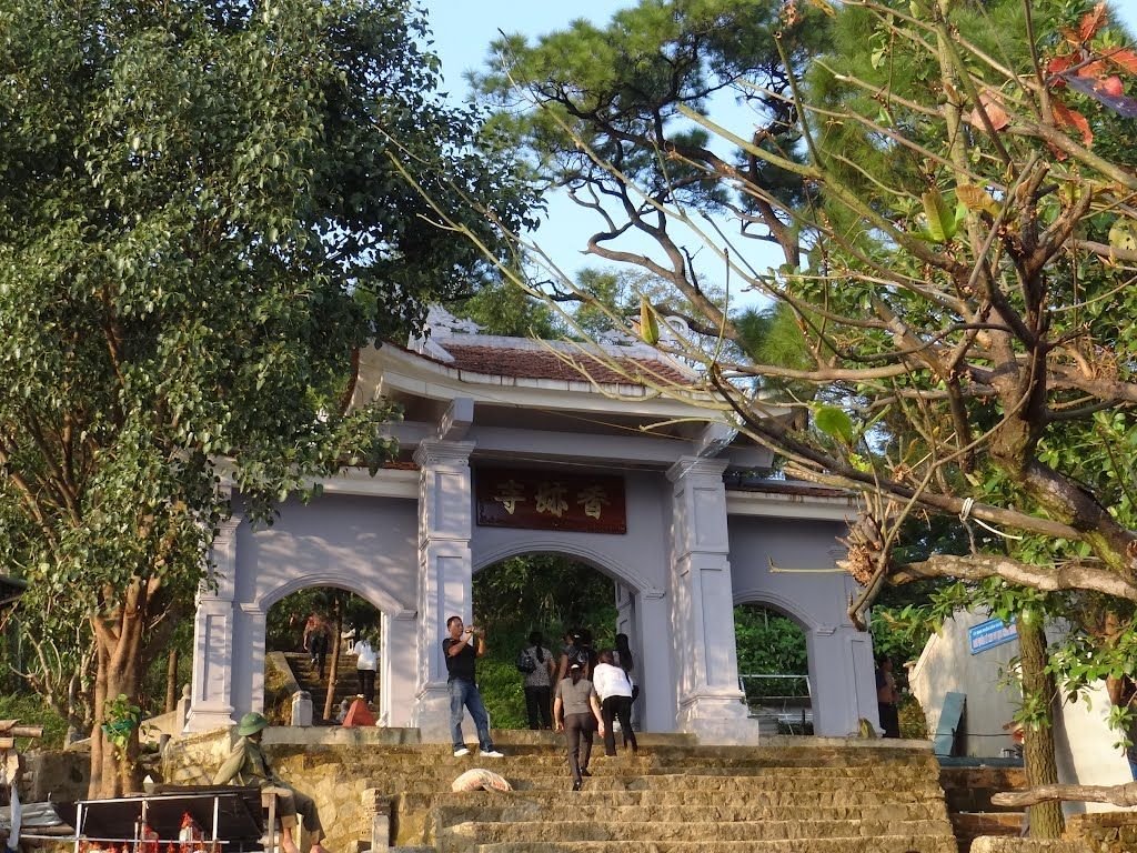 Huong Tich Pagoda Gate