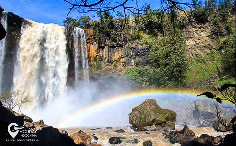 Pu Nhu Waterfall - a majestic picture between the mountains and forests of Mu Cang Chai