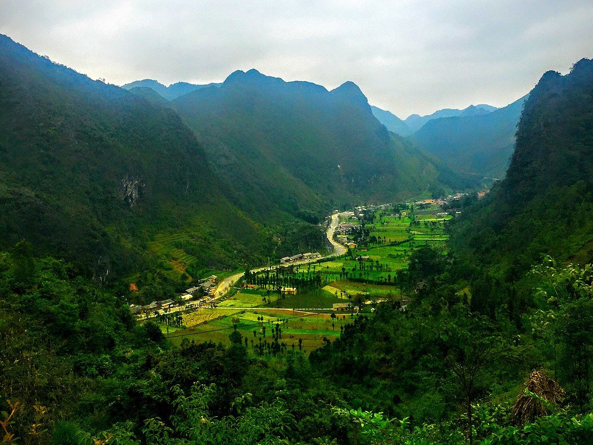 Thung lũng Sủng Là nhìn từ xa