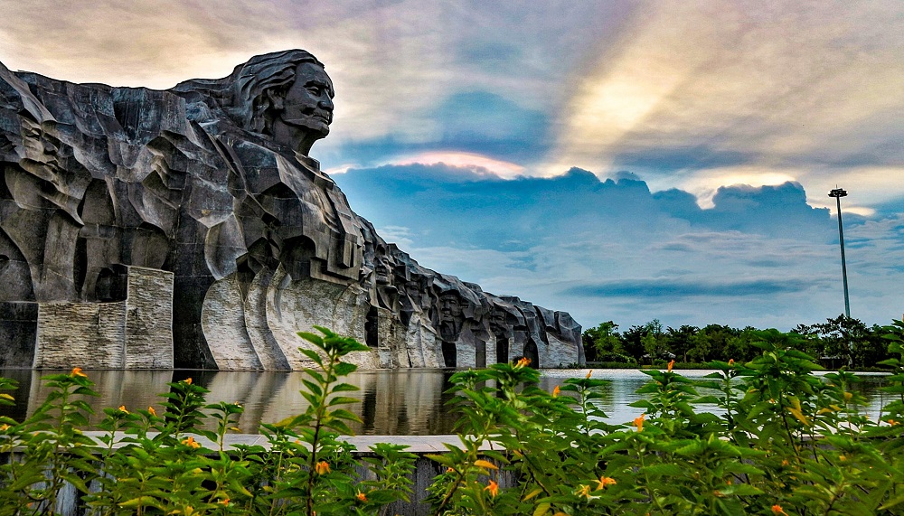 Mother Thu Monument