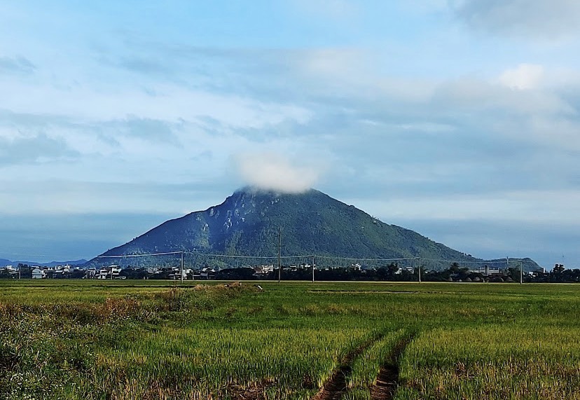 Explore the wild beauty of Chóp Chài mountain.