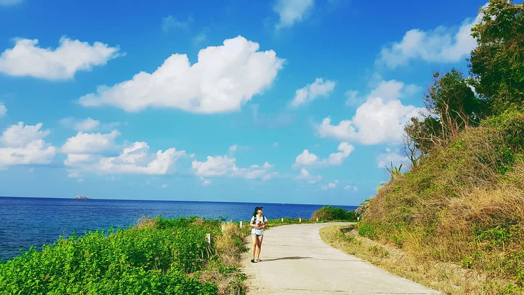 美丽的蓝色大海和白色沙滩