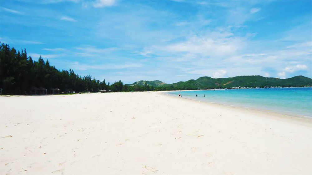 永和海滩在游客眼中是一个美丽的海滩，沙子细白，海浪平静地涌向岸边。