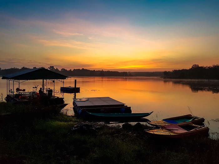 Beautiful scenery of Suoi Giai lake at sunset