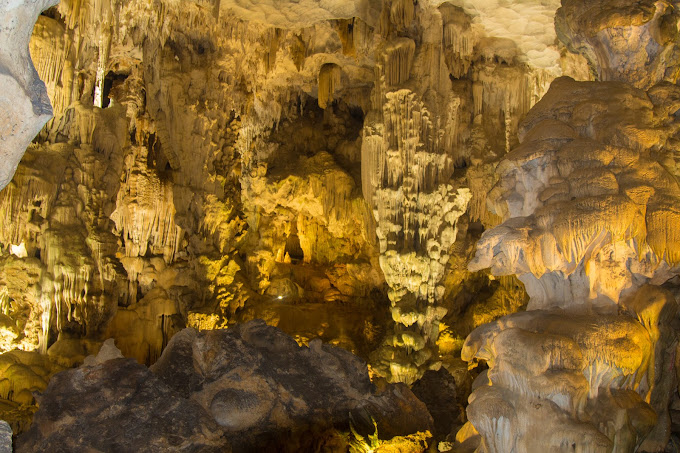 天宫洞 (Thien Cung Cave) 是矿区最美丽的洞穴之一，拥有钟乳石和石笋系统