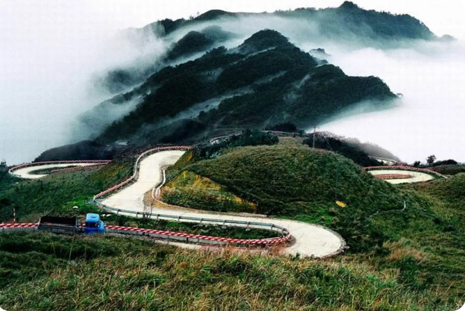 冬天穿越通溪山口，感受浓浓的雾气和刺骨的寒冷，也是一种很特别的体验。