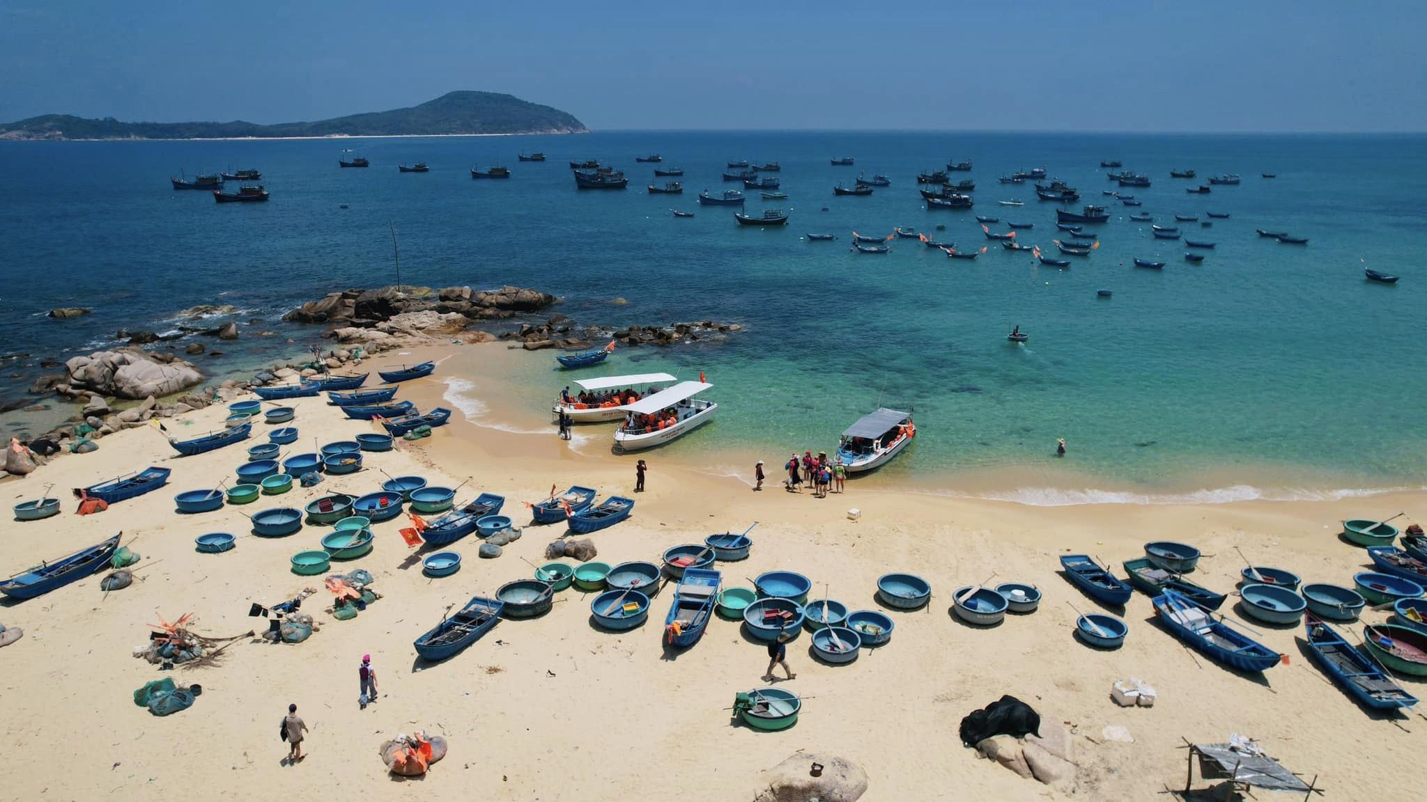   Explore the famous landscapes and islands of Phu Yen