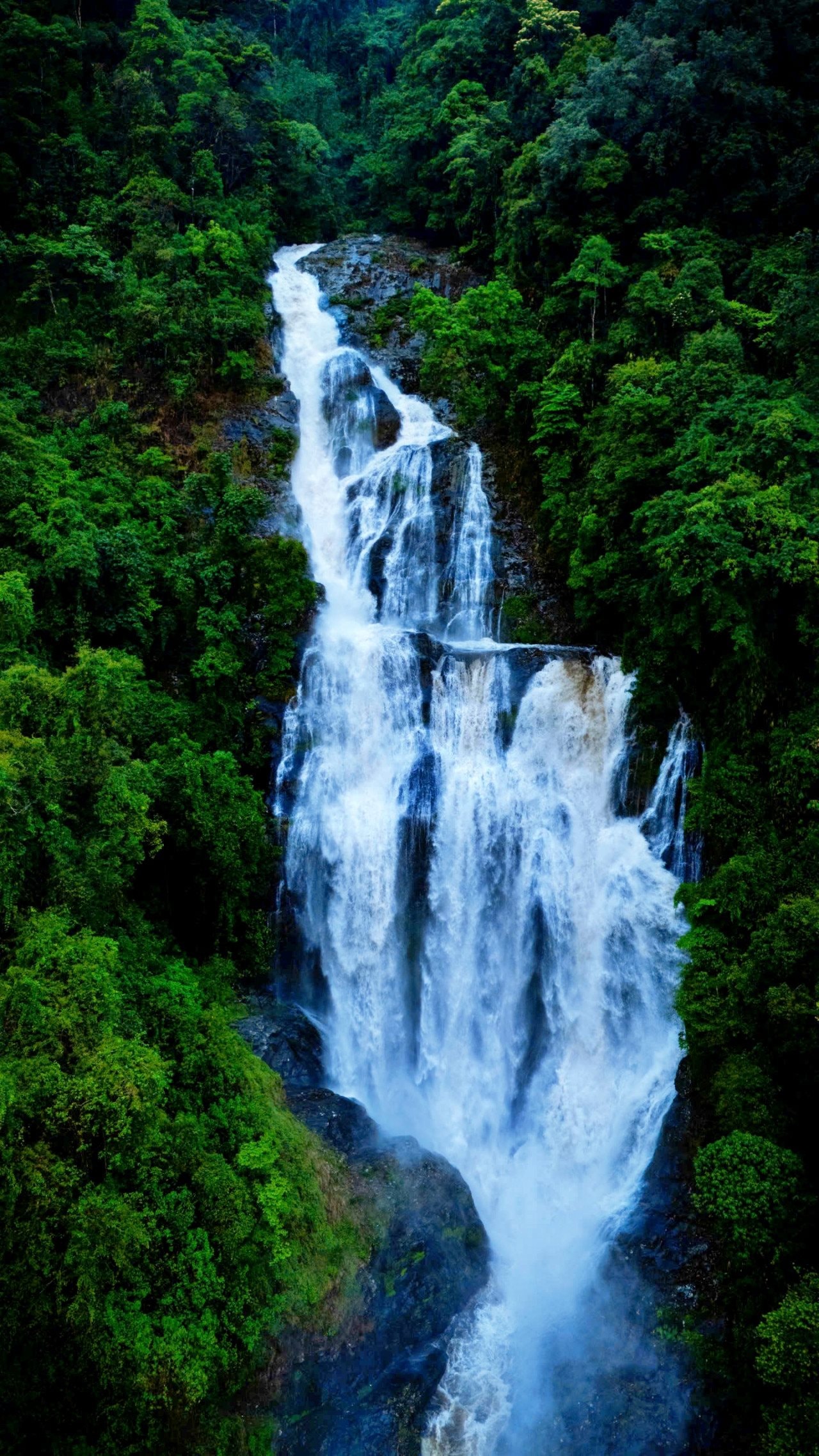 Siu Puong Waterfall瀑布是昆嵩旅游的著名景点之一，深受许多年轻人的喜爱。