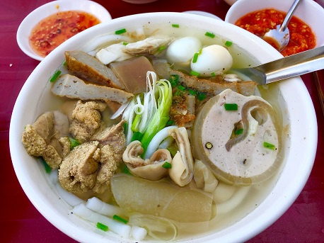 Du Lịch Ẩm Thực: Quán Bánh Canh Bà Thừa Nha Trang Ngon Khó Cưỡng Với Cá Thu Dầm Và Các Loại Chả Cá.