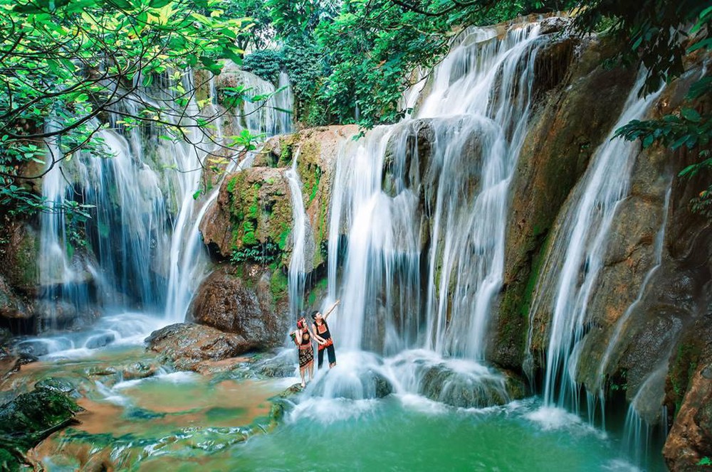 Beautifully captivated by the natural scenery of Standing Waterfall