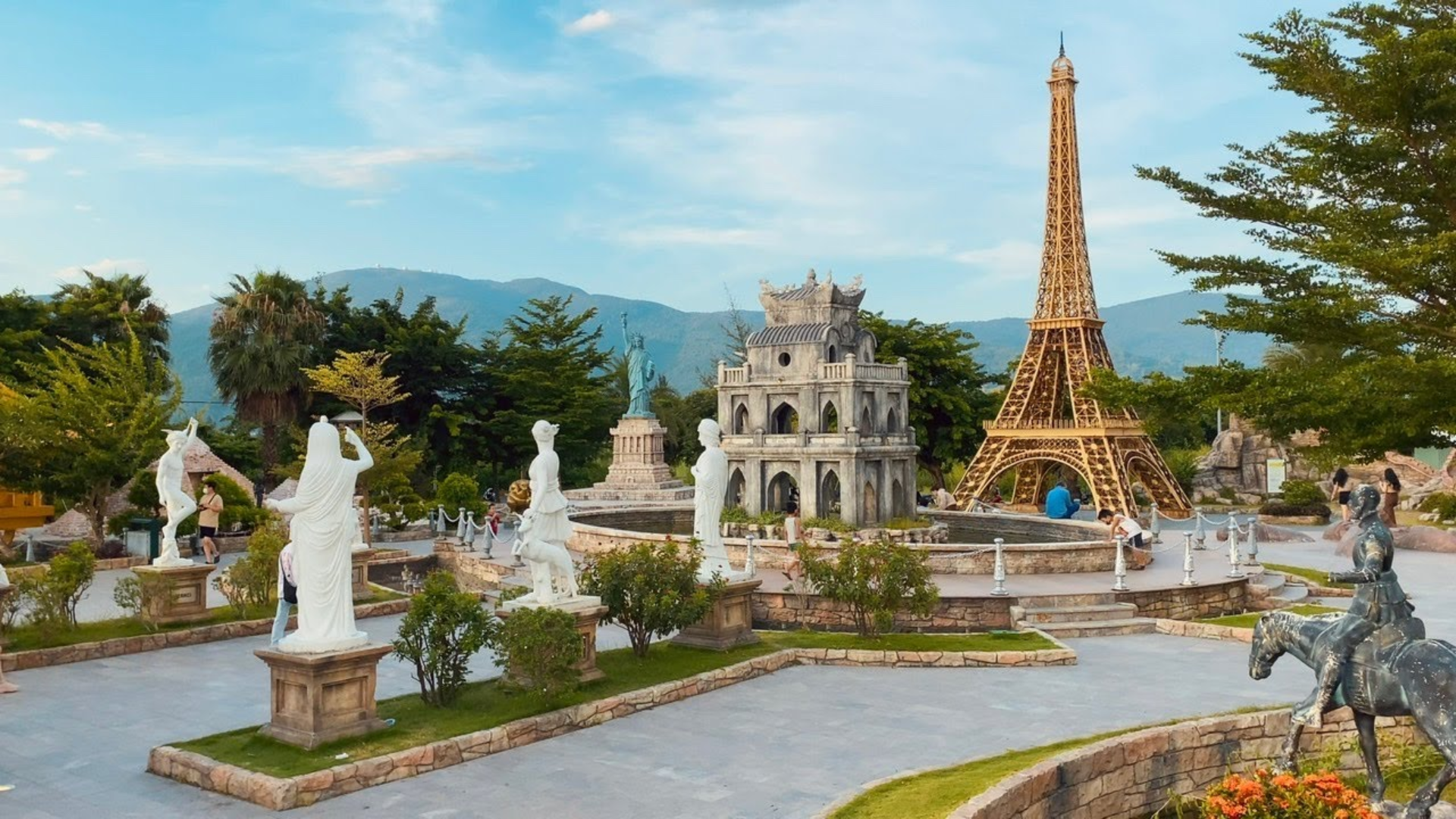 Visit Da Nang Wonder Park: Check In The Whole World With 0 VND