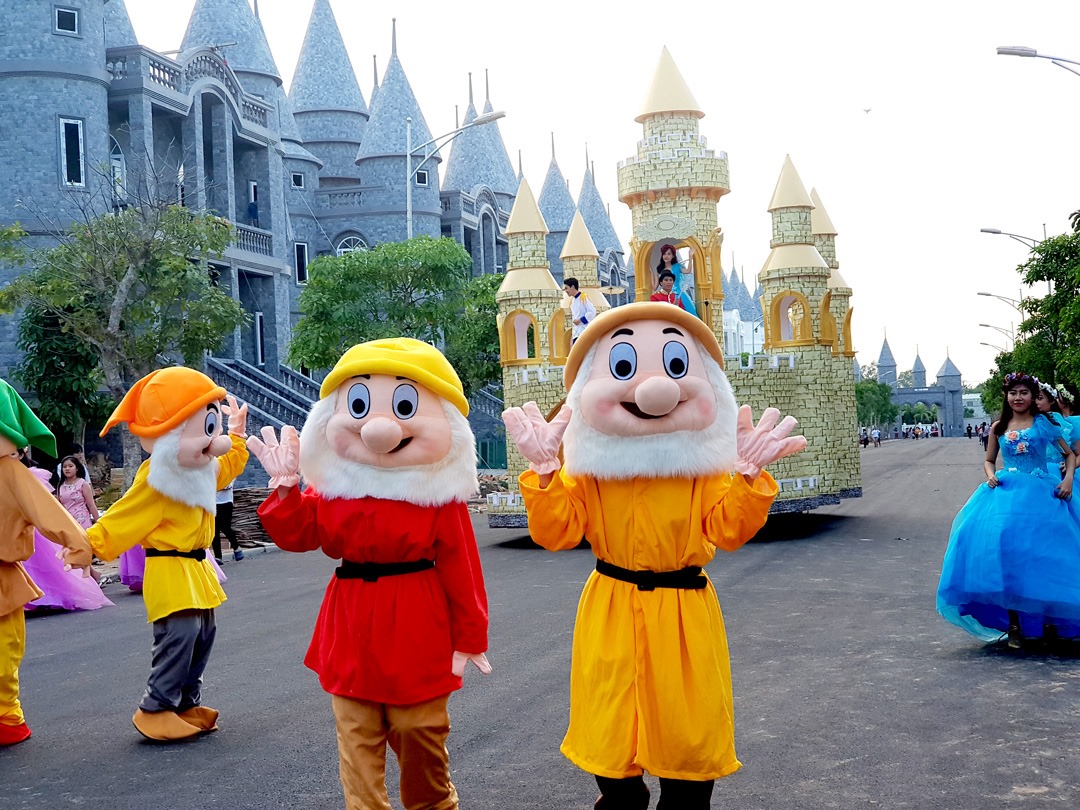 Kittyd & Minnied Amusement Park: The Disneyland of the Mekong Delta