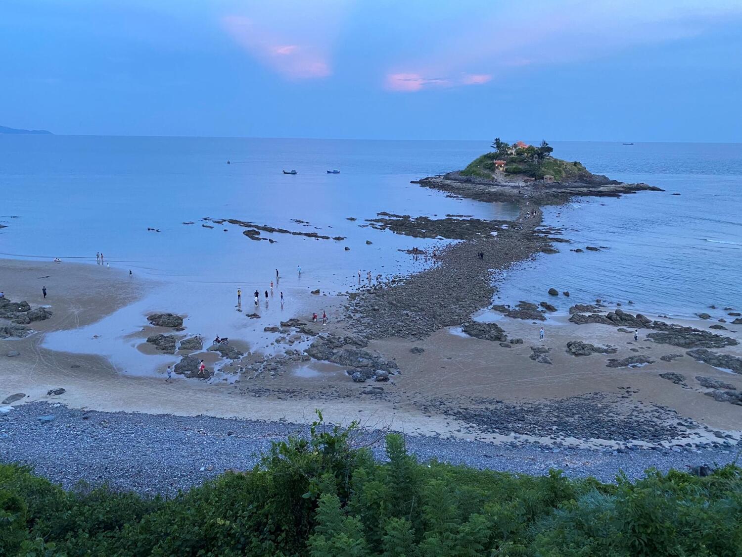 退潮时从大陆到岛屿的步道