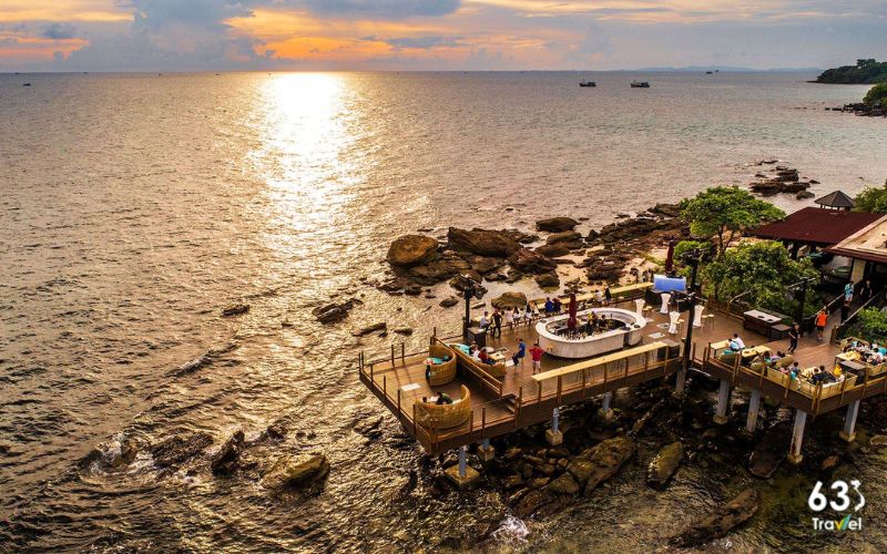 Không gian sát biển tuyệt đẹp của Rock Sunset Island Bar