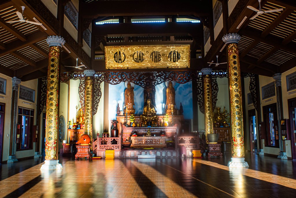 The temple belongs to the dharma system of Northern Buddhism.