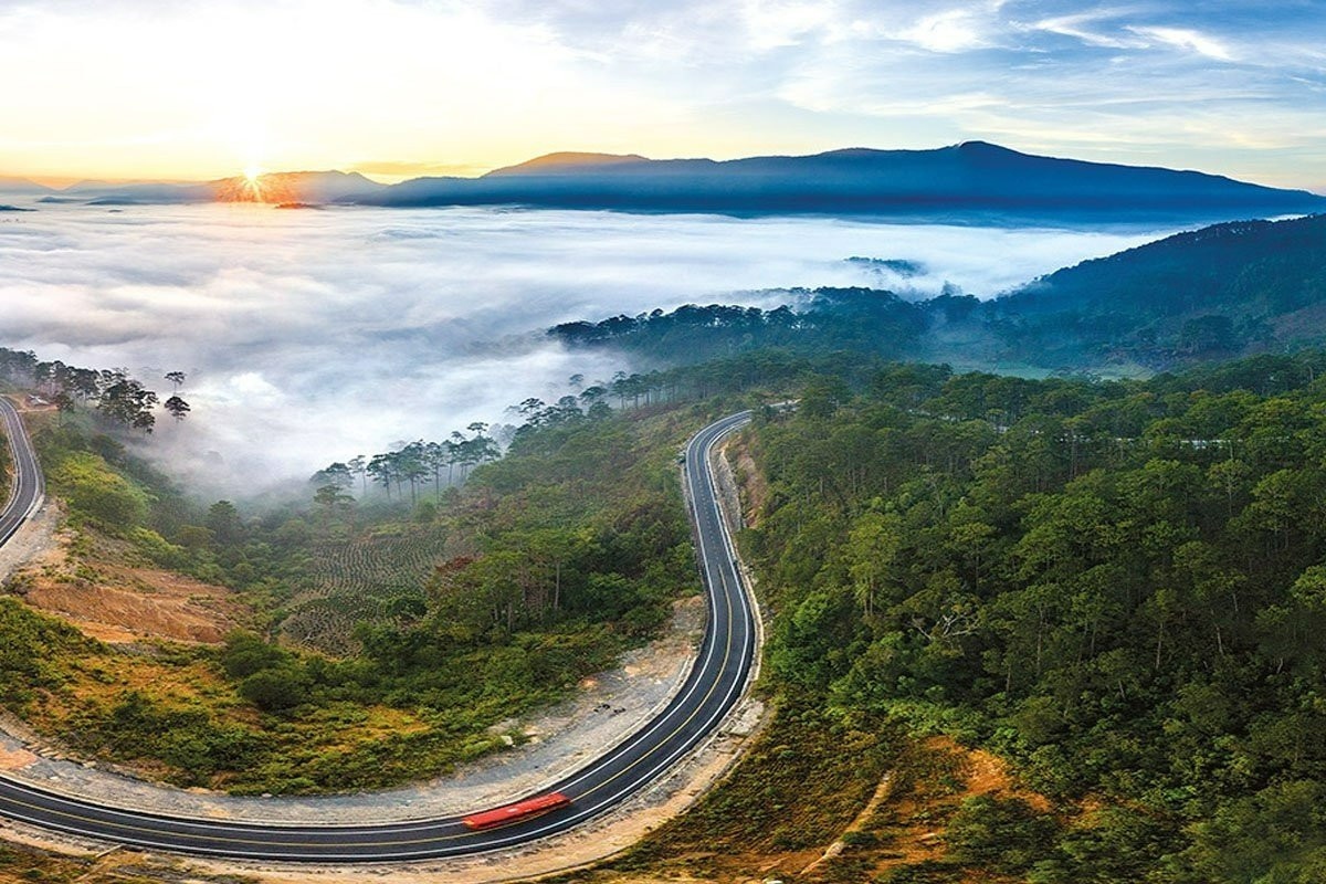 Dangerous mountain passes are always an indescribable attraction for those who love backpacking.